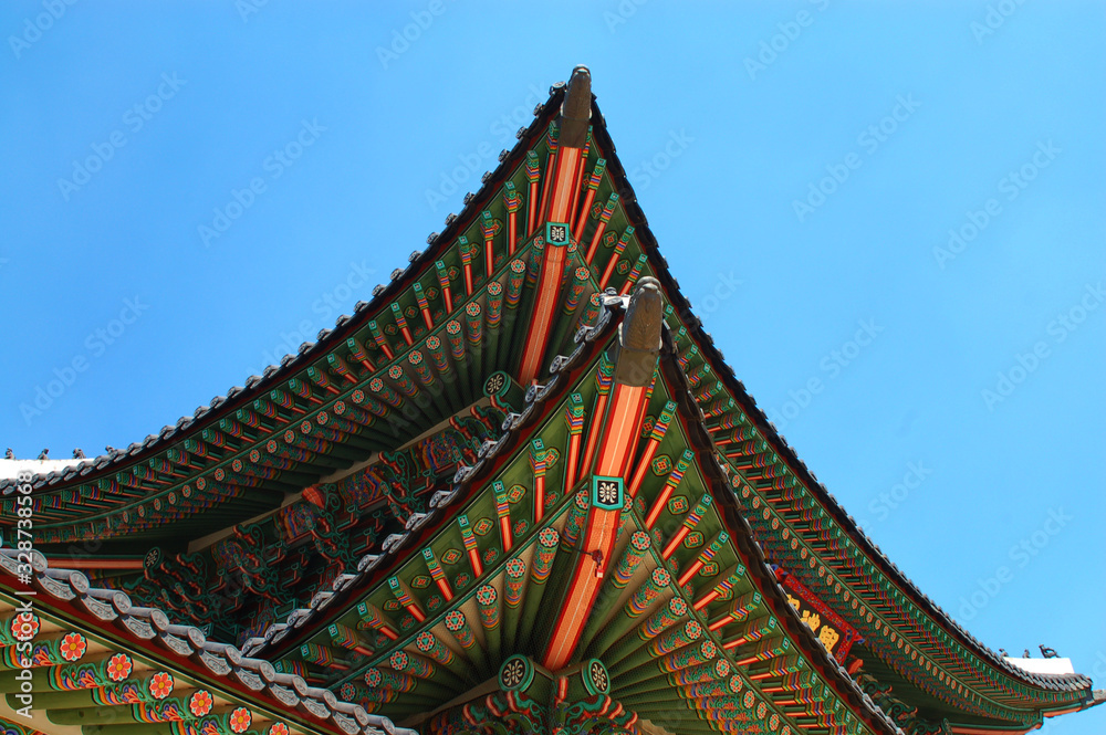 Naklejka premium 한국 궁전의 목조건축에 있는 아름다운 전통 다색의 도장