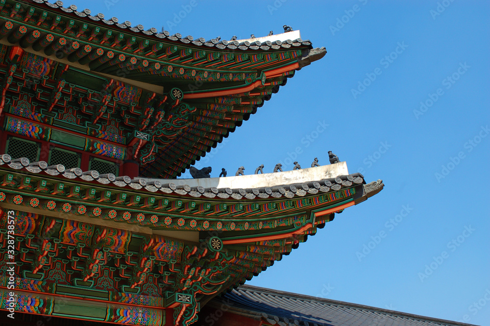 한국 궁전의 목조건축에 있는 아름다운 전통 다색의 도장 한국 궁전의 목조건축에 있는 아름다운 전통 다색의 도장