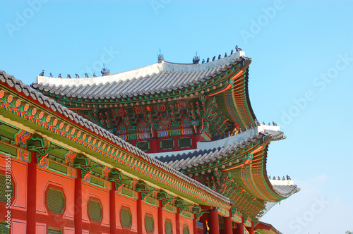 한국 궁전의 목조건축에 있는 아름다운 전통 다색의 도장
