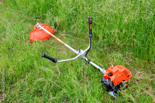 Trimer gascosis with a leaf for mowing grass and shrubs.