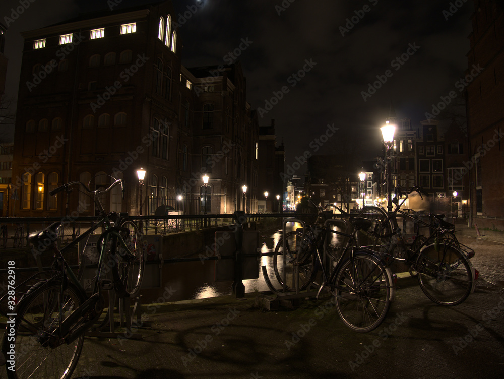 Obraz premium Views of the canal in Amsterdam Centrum with bikes parked