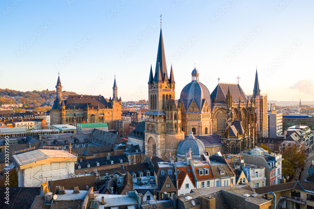 Fototapeta premium Aachen Innenstadt aus ungewohnter Sicht von Rathaus und Dom
