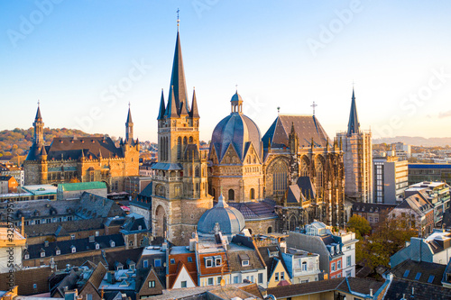 Aachen bei Sonnenaufgang mit Dom und Rathaus © Vincent
