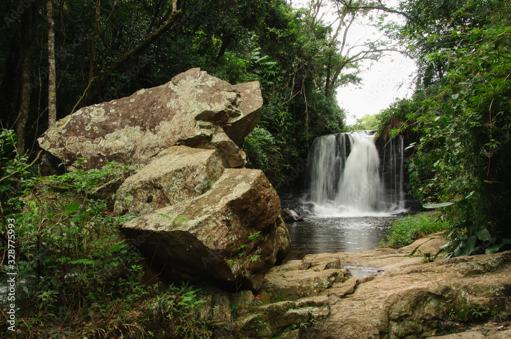 Obraz premium Beautiful waterfall of the pirahy river, view between rocks and native forest