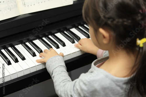 ピアノを弾く幼児(5歳児)
