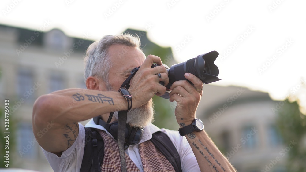 Obraz premium A Successful Light-Skinned Photographer Takes Pictures Of The City During The Journey.