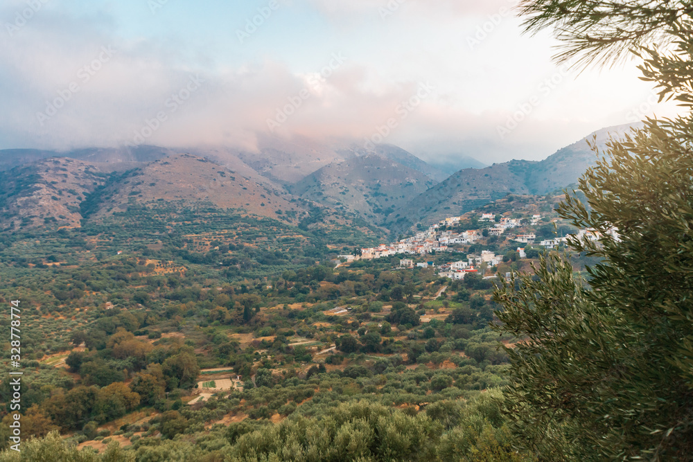 Naklejka premium Crete island beach and mountains in sunset time. Greece vacation.