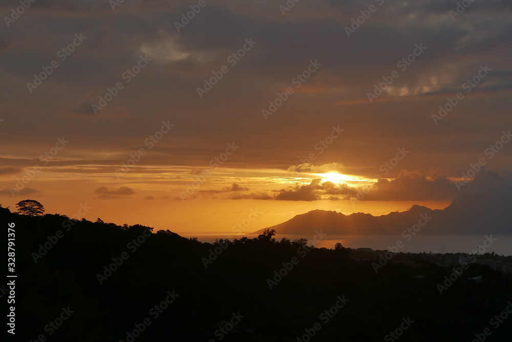 crépuscule sur Moorea polynesie française crépuscule sur Moorea polynesie française
