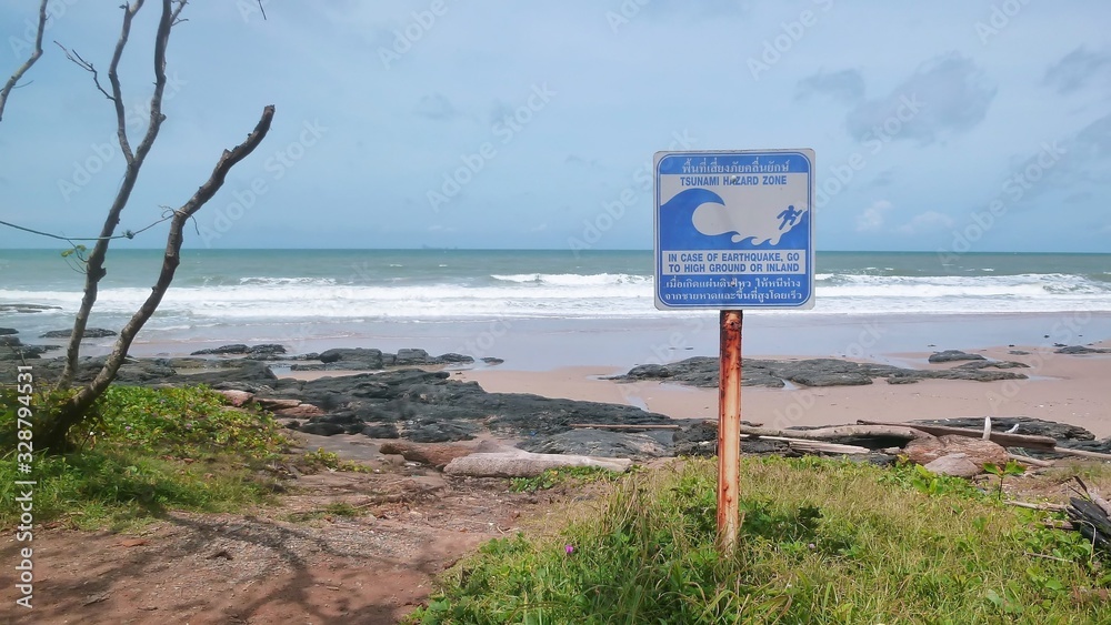 Panneau d’avertissement de risque de tsunami sur une plage de l'île de Koh Lanta, au bord de la mer d’Andaman (Thaïlande)