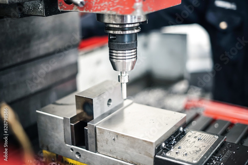 Industrielle Fertigung an der CNC Fräsmaschine in der Fabrik