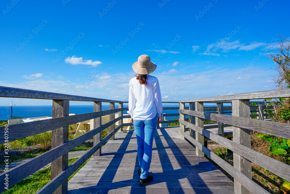 海を眺める女性