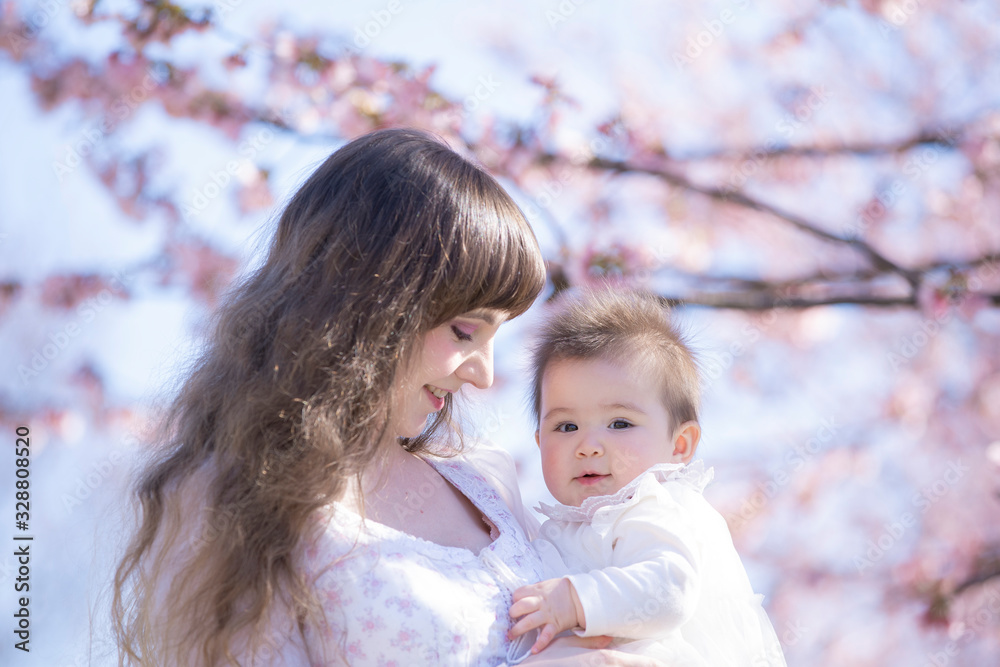 赤ちゃんとお母さんと桜の木 赤ちゃんとお母さんと桜の木