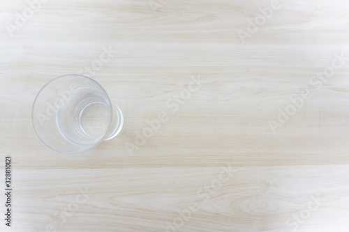 木製のテーブルに置いた水