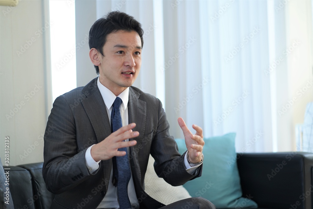 説明するビジネスマン