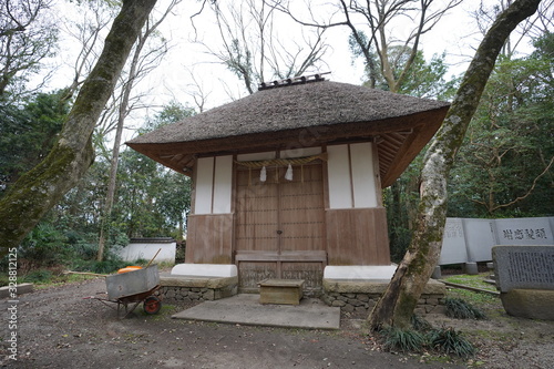 茅葺き屋根の家