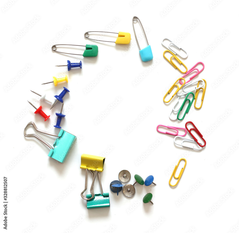 collection of various type of paper clip on white background. foto de