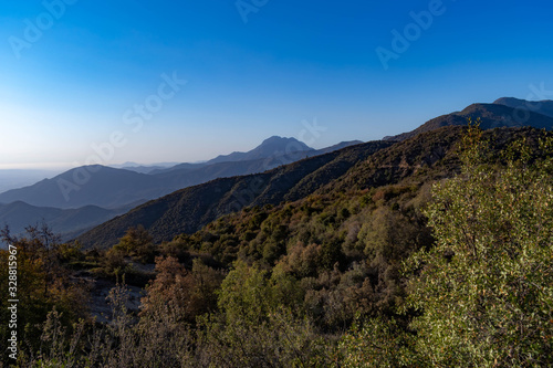 Vista aérea de bosques y cerro La Campana, Chile