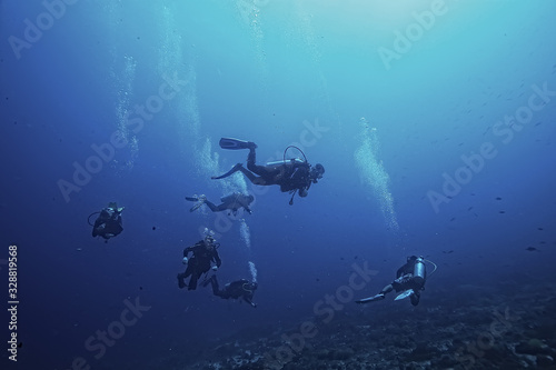 group of divers in muddy poorly clear water, dangerous diving © kichigin19