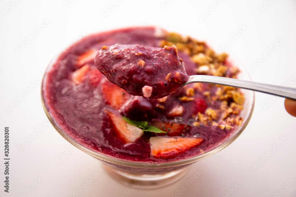 Smoothie bowl with friut and granola
