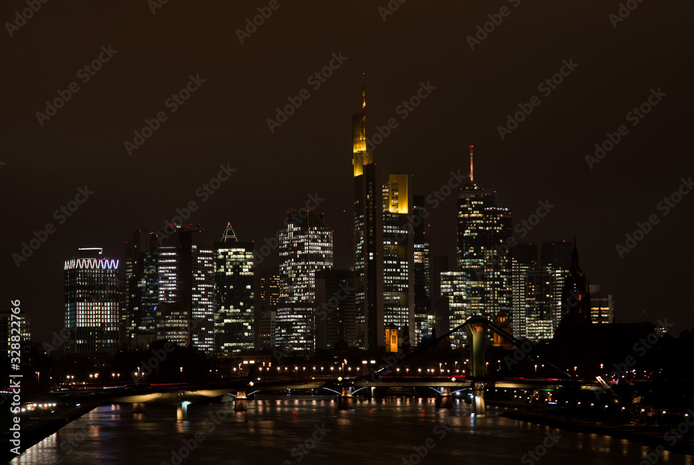 Skyline von Frankfurt am Main in Hessen, Deutschland bei Nacht 