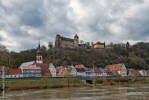 Blick über den Main auf Rothenfels mit Burg in Unterfranken in Bayern, Deutschland 