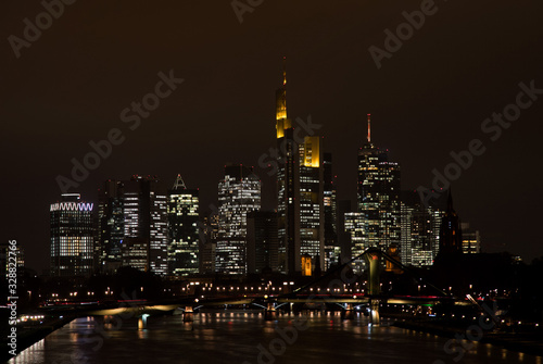Skyline von Frankfurt am Main in Hessen, Deutschland bei Nacht 