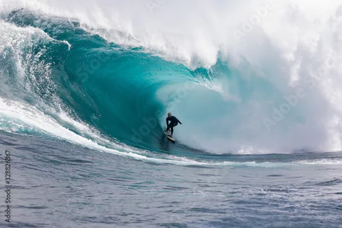 Obraz Surfing at Shipstern Bluff