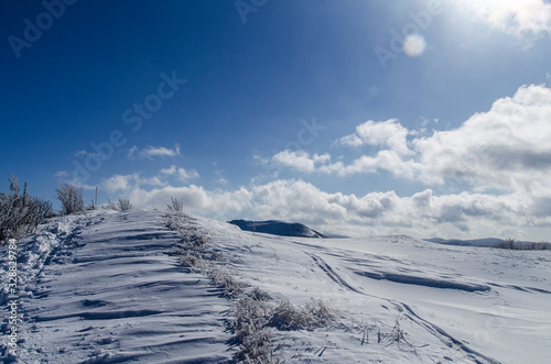 Fototapeta Naklejka Na Ścianę i Meble -  Bieszczady zimą połoniny