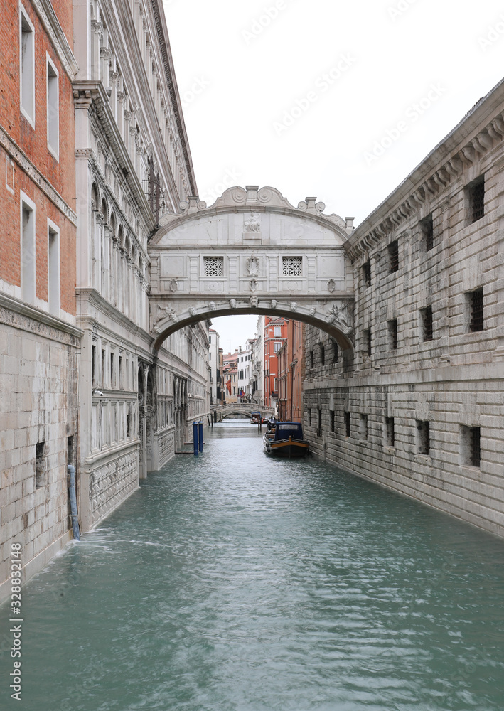 bridge of sighs in Venice Italy without people