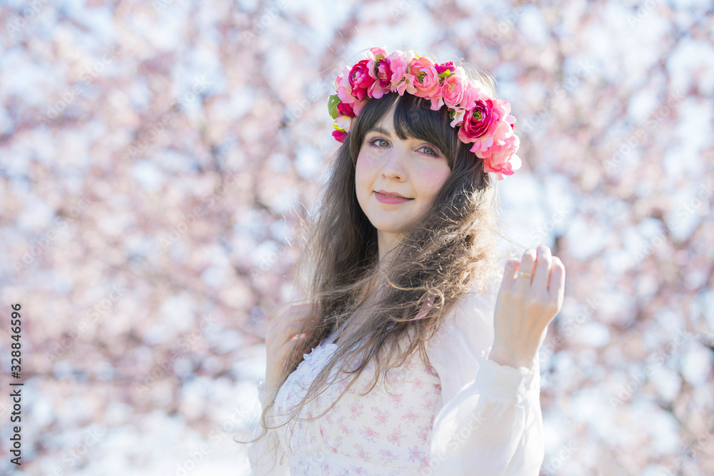 桜を見る女性 桜を見る女性