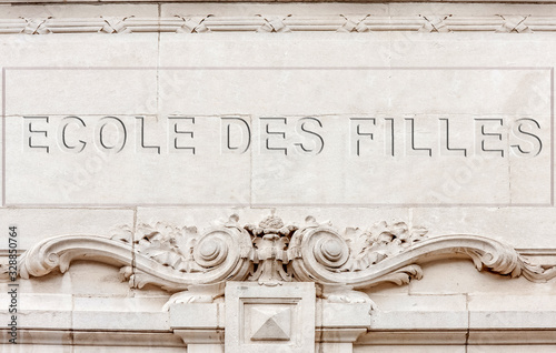 Εκτύπωση καμβά inscription école des filles sur bâtiment ancien