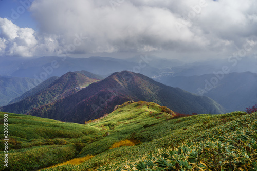  秋の天神峠から谷川岳への登山道からみた風景