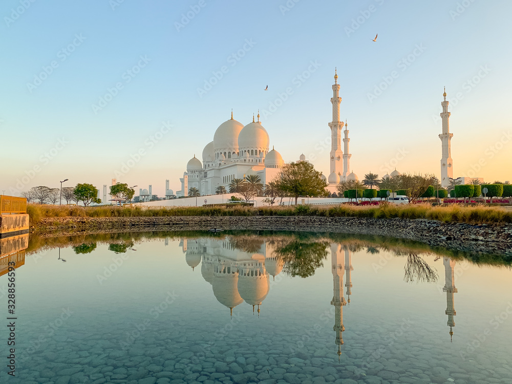 Obraz premium reflection in water sheikh zayed mosque in abu dhabi 