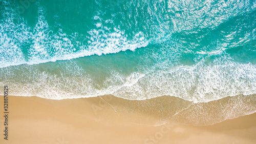 Raamstickers Luchtfoto bovenaanzicht van drone van een prachtig prachtig  zeelandschap strand met turquoise water met kopie ruimte voor uw tekst.  Mooi zandstrand met turquoise water, luchtfoto UAV drone shot -  Nikkel-Art.nl