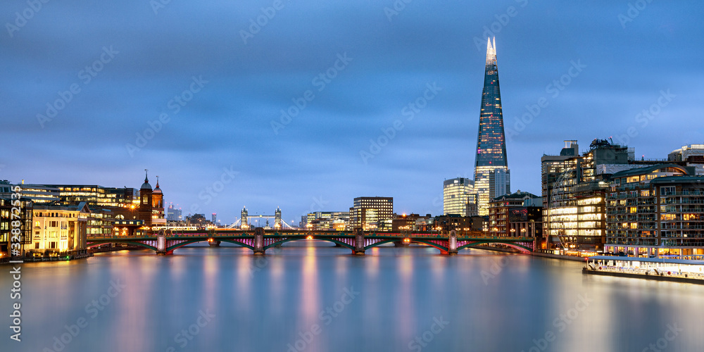 Blaue Stunde in London an der Themse mit Blick auf The Shard und die Tower Bridge