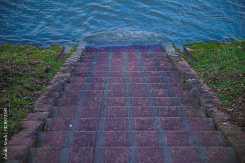 Treppe in den Rhein