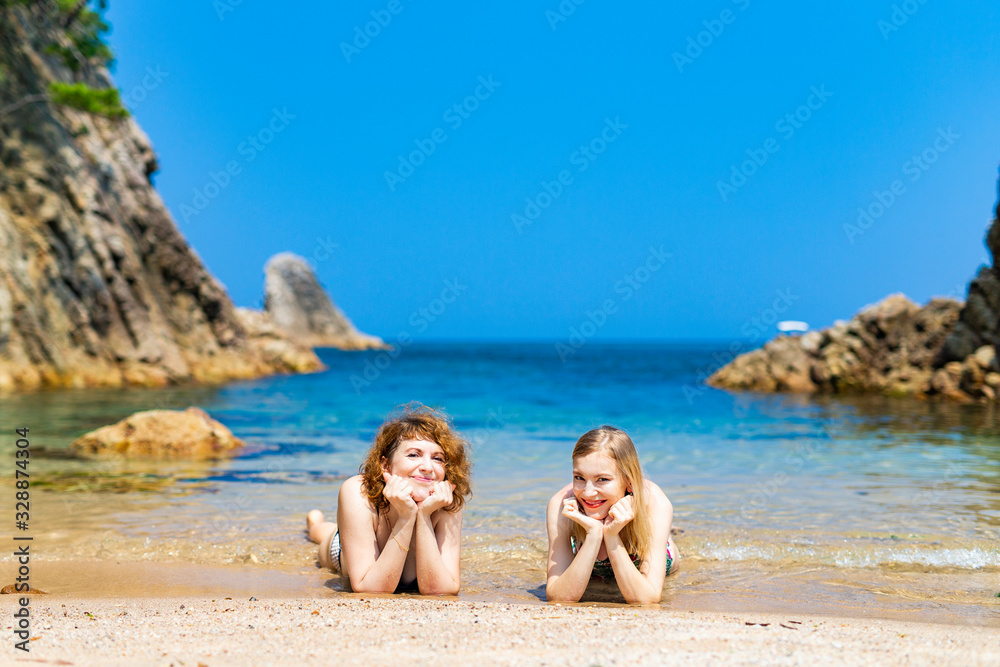 日本の海で海水浴を楽しむ白人女性たち 鳥取山陰ジオパーク