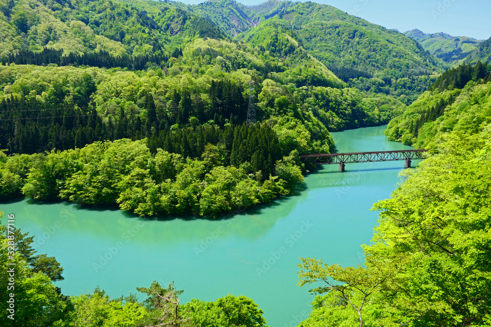 新緑の只見川と只見線第橋梁。三島、福島、日本。5月中旬。