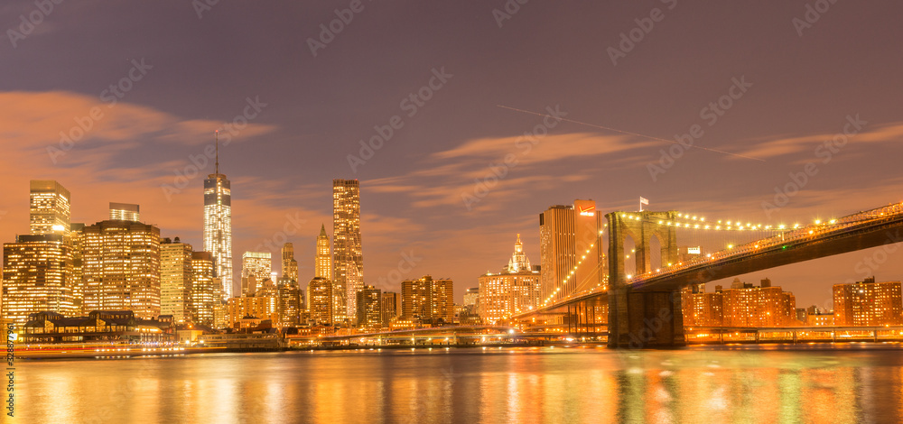 Fototapeta premium Night view of Manhattan and Brooklyn bridge