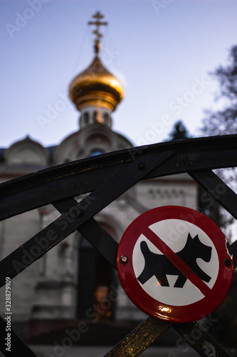 Hunde verboten Zeichen vor einer orthodoxen Kirche in Straßburg in Frankreich photo