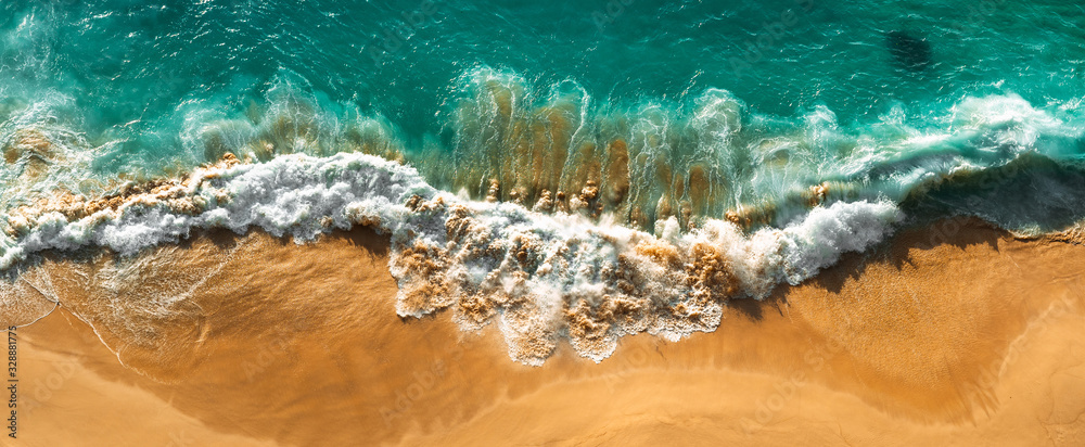 Fototapeta Widok z lotu ptaka turkusowe ocean fala w Kelingking plaży, Nusa penida wyspa w Bali, Indonezja. Piękna piaszczysta plaża z turkusowym morzem. Samotna piaszczysta plaża z pięknymi falami. Plaże Indonezji