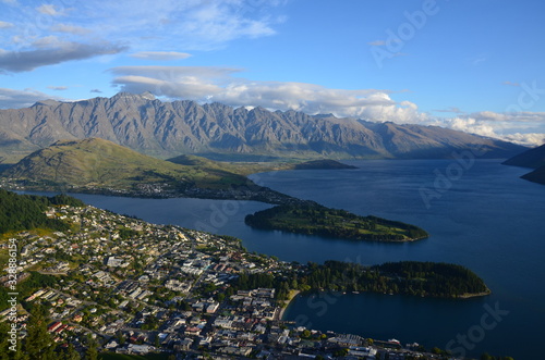 Ausblick von Bob's Peak auf Queenstown und See Wakapitu Neuseeland Südinsel photo