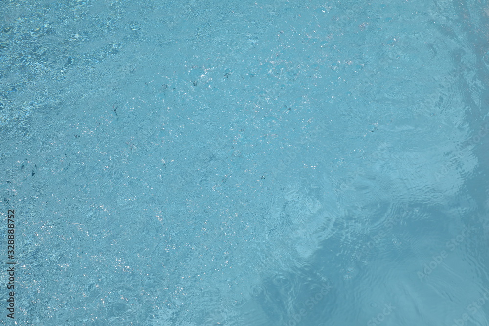 Hellblauer Pool mit leichten Wellen