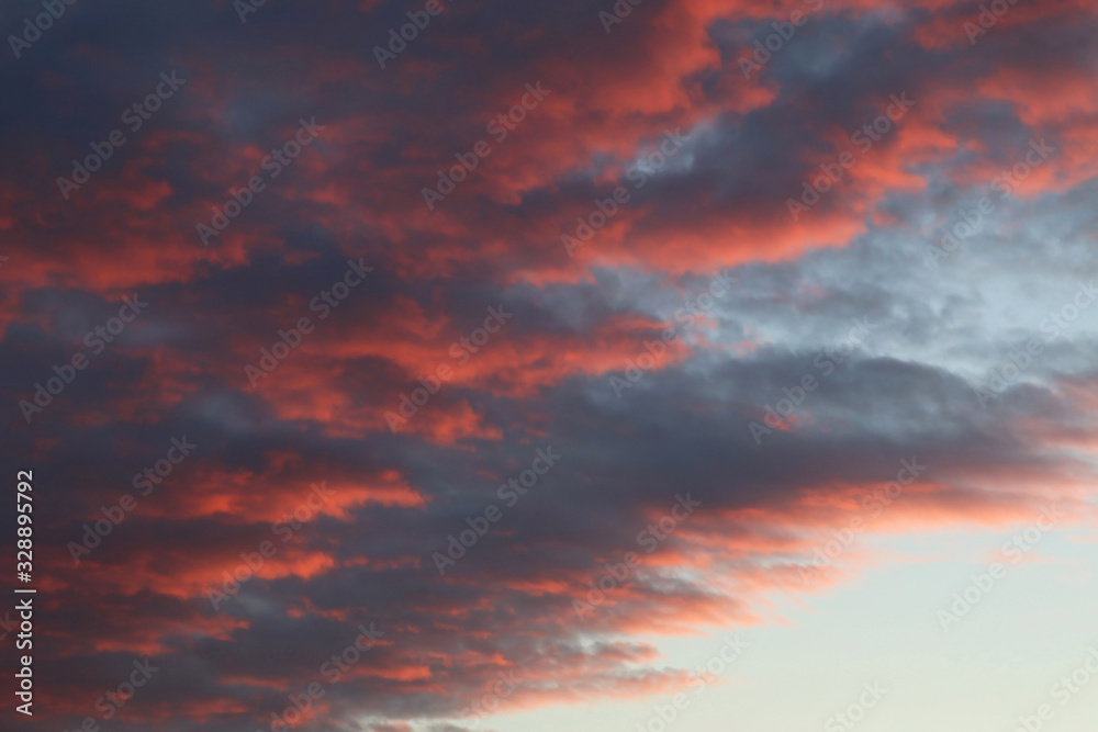 Nuvole rosse al tramonto