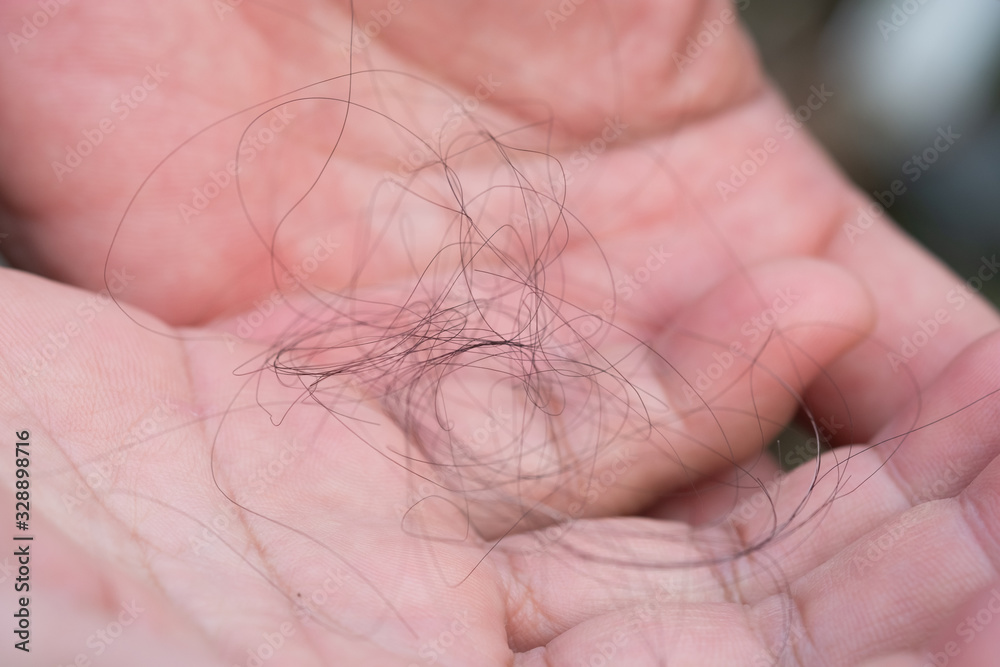 Hair in the hand that fell from the comb