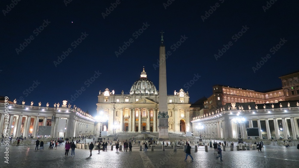 Place et basilique Saint-Pierre de Rome, de nuit (Italie)