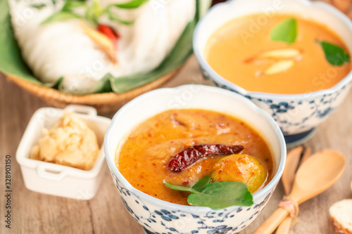 Obraz na płótnie Passionate of Siam cuisine concept : set of spicy fresh noodle with red curry so