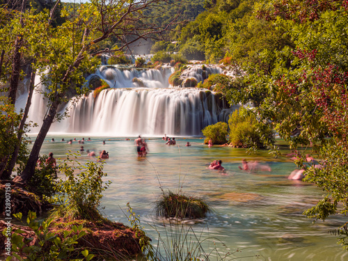 Plakat Parque Natural de Krka con cascadas impresionantes en Croacia, europa, verano de 2019