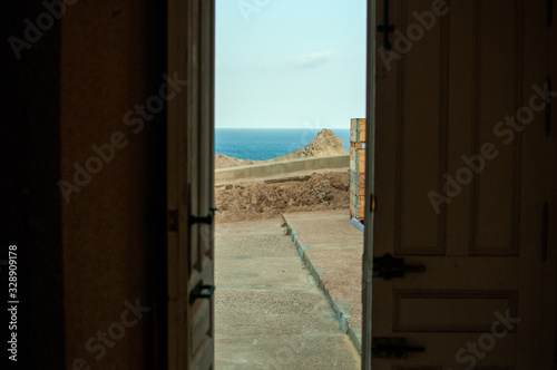 Puerta de casa abierta con vistas al mar