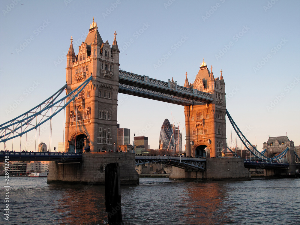 Puente de Londres al atardecer